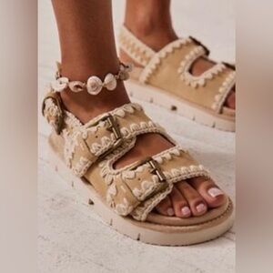 MOU bio two buckles back strap in chalk suede and raffia natural